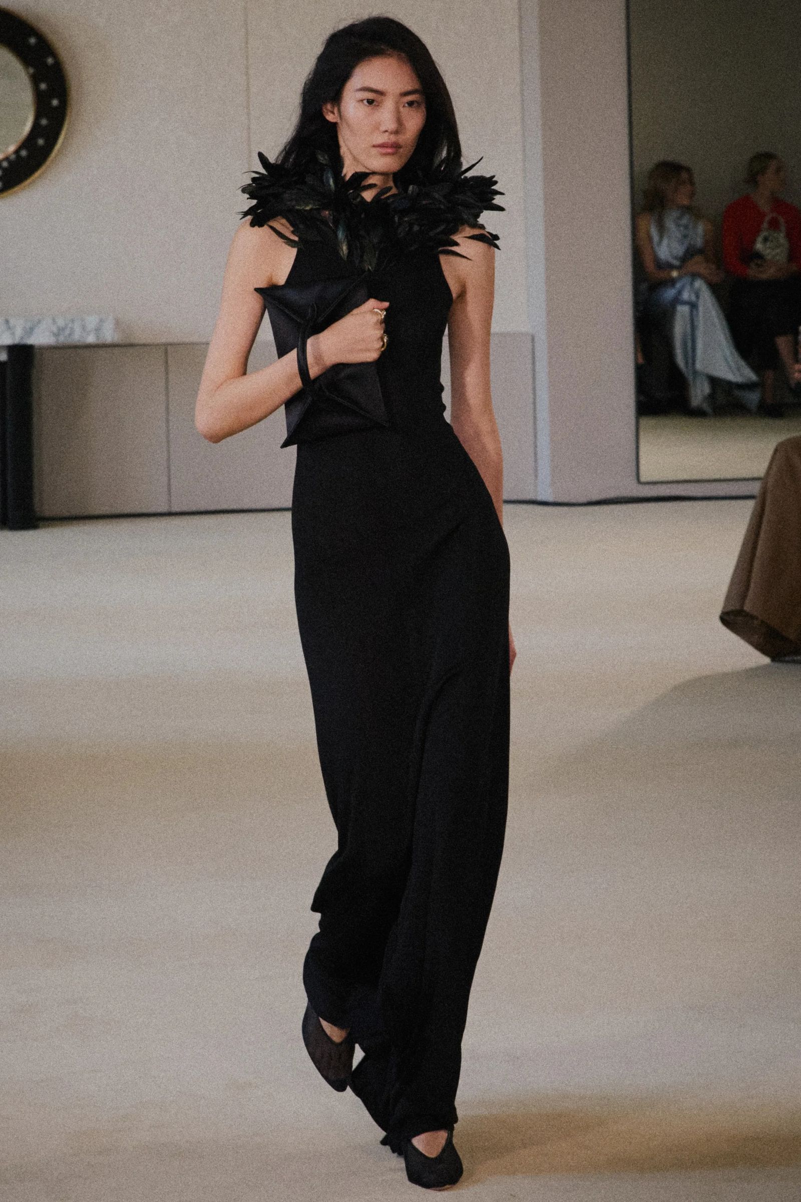 Modelo luce un vestido de plumas en Altuzarra PrimaveraVerano 2026.