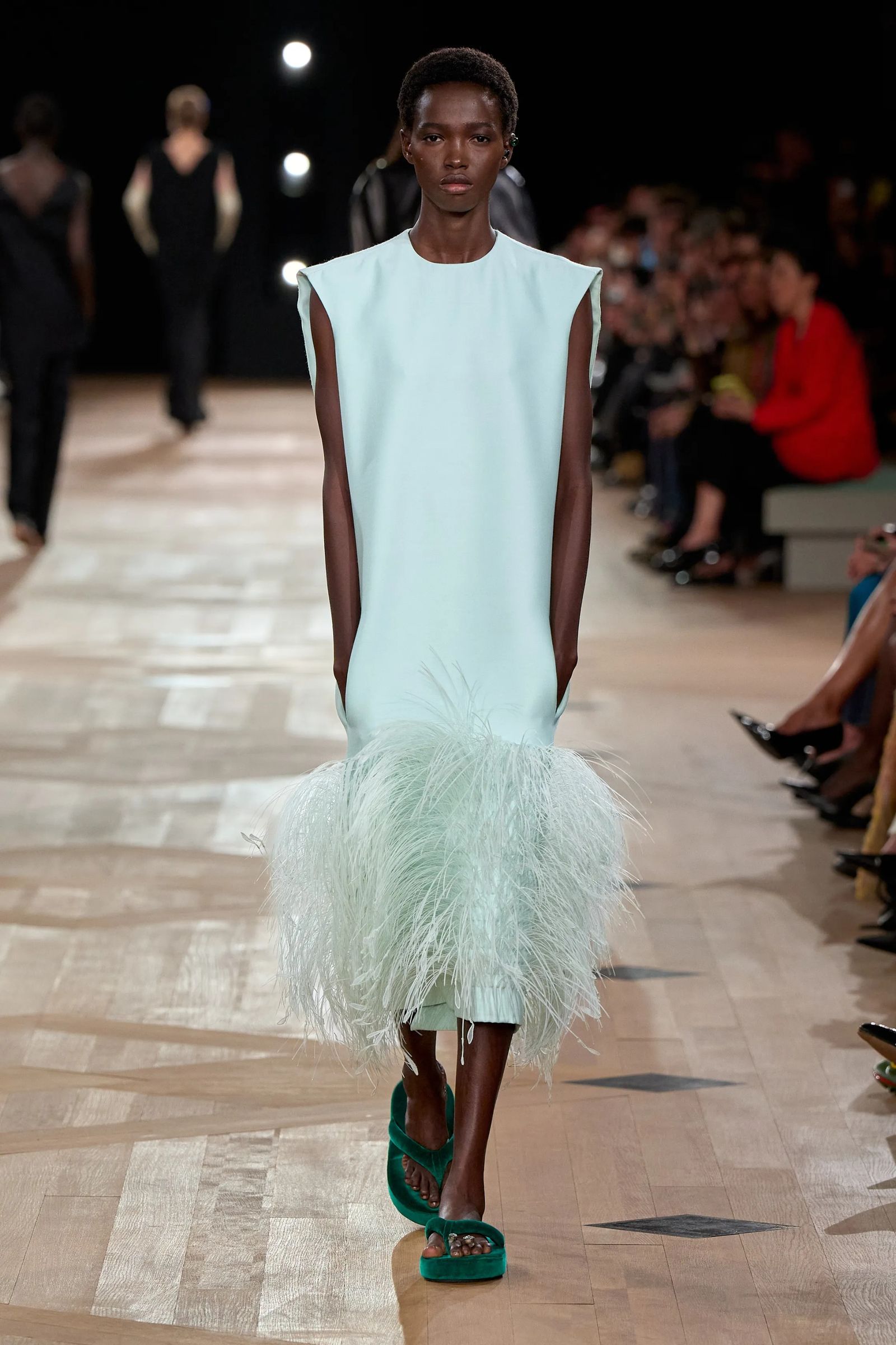 Modelo luce un vestido de plumas en Balenciaga PrimaveraVerano 2026.