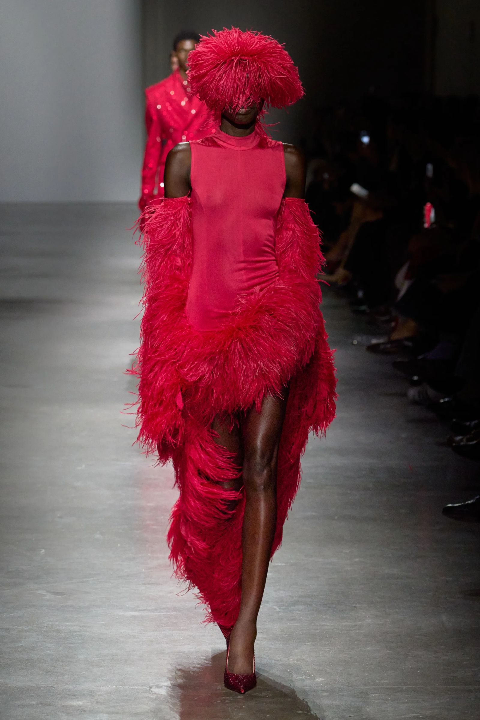 Modelo luce un vestido de plumas en Giuseppe Di Morabito PrimaveraVerano 2026.