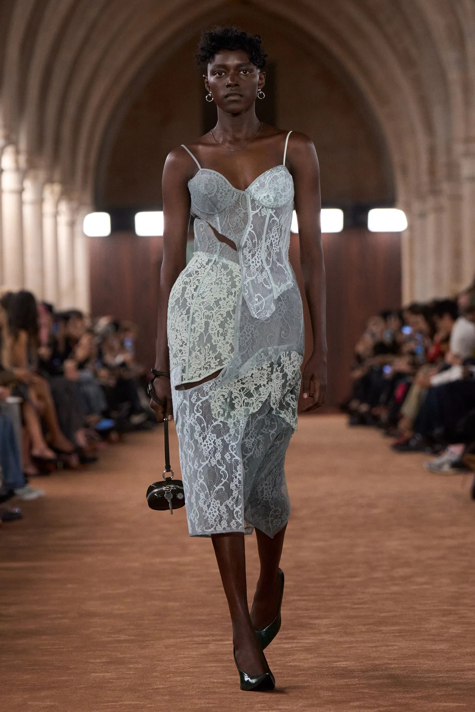 Modelo luce un vestido lencero en Acne Studios PrimaveraVerano 2026.