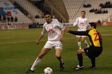 Fue una pieza clave en el equipo de César Ferrando que logró el ascenso a Primera División en la temporada 2002-03. Disputó 39 partidos ese año, consolidándose como uno de los centrales con más proyección de España. En la siguiente campaña (2003-04), demostró que la máxima categoría no le venía grande, ayudando al "Alba" a mantener la permanencia. En el verano de 2004, el Atlético de Madrid pagó cerca de 3,5 millones de euros por su fichaje.