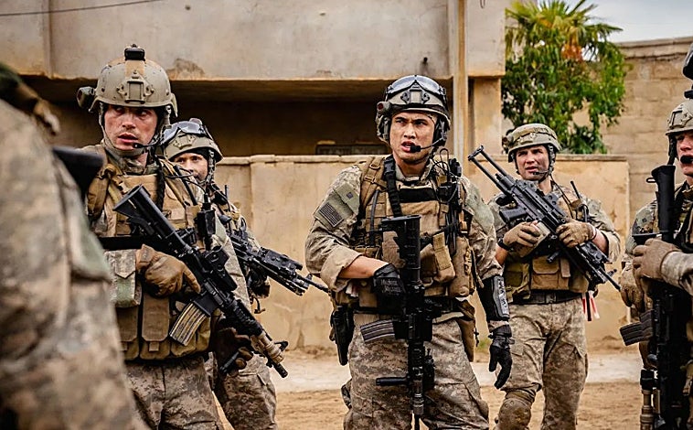 Imagen principal - Fotogramas de 'Warfare', 'La larga marcha' y 'Weapons'