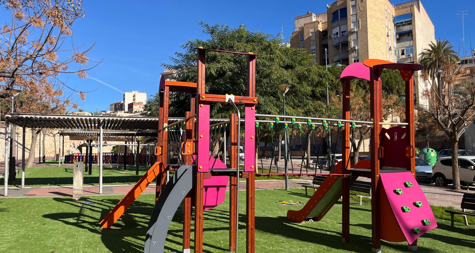 El Ayuntamiento finaliza la renovación del parque infantil del Huerto de los Datileros