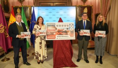 El Ayuntamiento presenta el décimo de Lotería Nacional que conmemora el 50 aniversario de Tussam — Actualidad