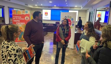 Entrega de premios a las ganadoras de los tres viajes del concurso ‘Comprar en tu pueblo en Navidad tiene premio’ – Ayuntamiento de Guillena