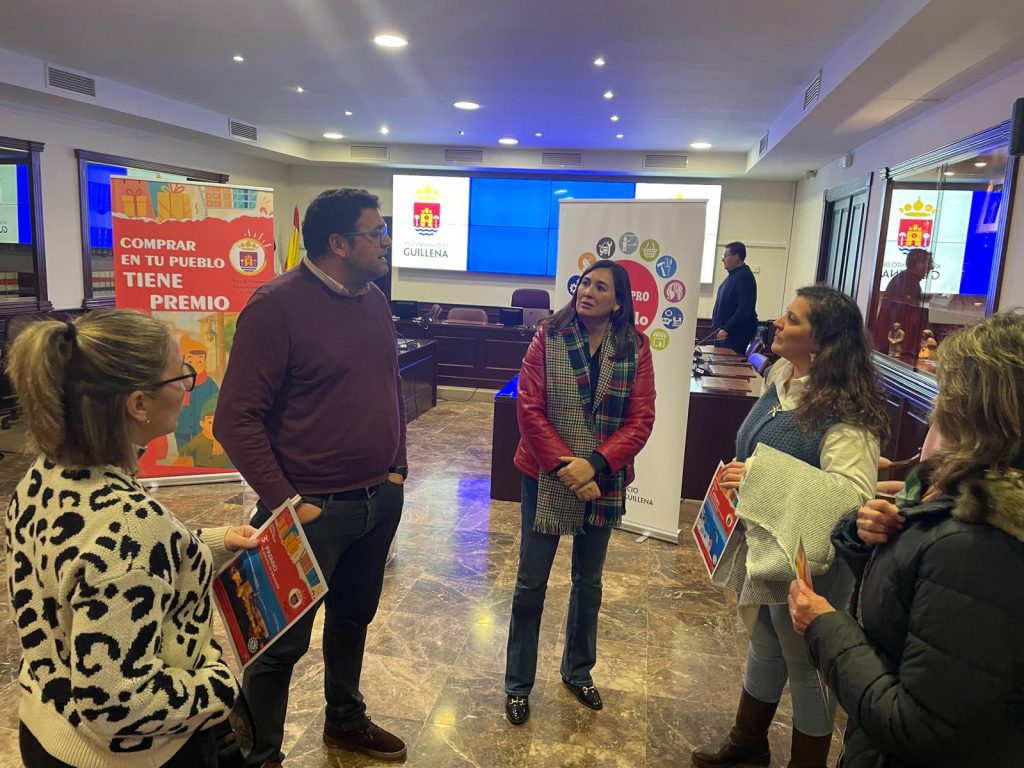 Entrega de premios a las ganadoras de los tres viajes del concurso ‘Comprar en tu pueblo en Navidad tiene premio’ – Ayuntamiento de Guillena