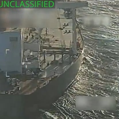 Una captura del vídeo difundido por la fiscal general de Estados Unidos del momento de la interceptación del buque petrolero venezolano 'Skipper'-