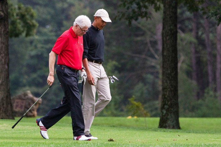 El entonces presidente Barack Obama y el ex mandatario Bill Clinton juegan al golf en la Base Andrews, en septiembre de 2011. Foto: AP  