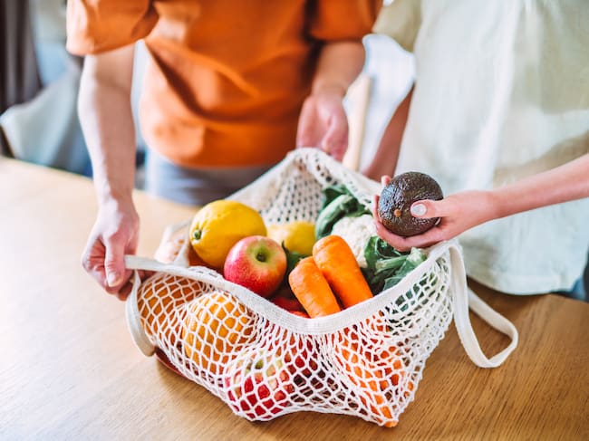 Cesta con alimentos saludables