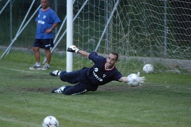 Su paso por el Albacete fue el que lo catapultó directamente a la Premier League y al Arsenal de Arsène Wenger. Almunia llegó cedido por el Celta de Vigo (aunque venía de jugar en el Recreativo de Huelva). Al principio, el titular indiscutible para el técnico César Ferrando era el argentino Carlos Roa. Sin embargo, una enfermedad de Roa le abrió las puertas de la titularidad a mitad de temporada. Wenger buscaba un relevo o competencia para Jens Lehmann y se fijó en los reflejos y el juego de pies del portero navarro en el conjunto manchego.