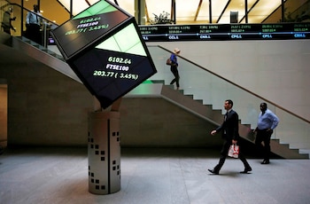 Personas caminan por el vestíbulo