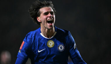 Marc Guiu tiende la 'mano' a Rosenior en su debut: gol y asistencia