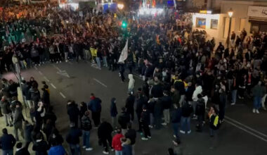 Los jugadores del Valencia abandonan Mestalla escoltados por la policía tras el empate ante el Elche