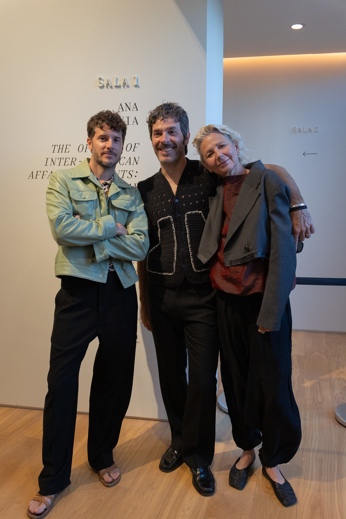 Matias Carbone, Leopoldo Monez Cazon y la curadora en la apertura de Ana Segovia en la Fundación Cervieri Monsuárez.