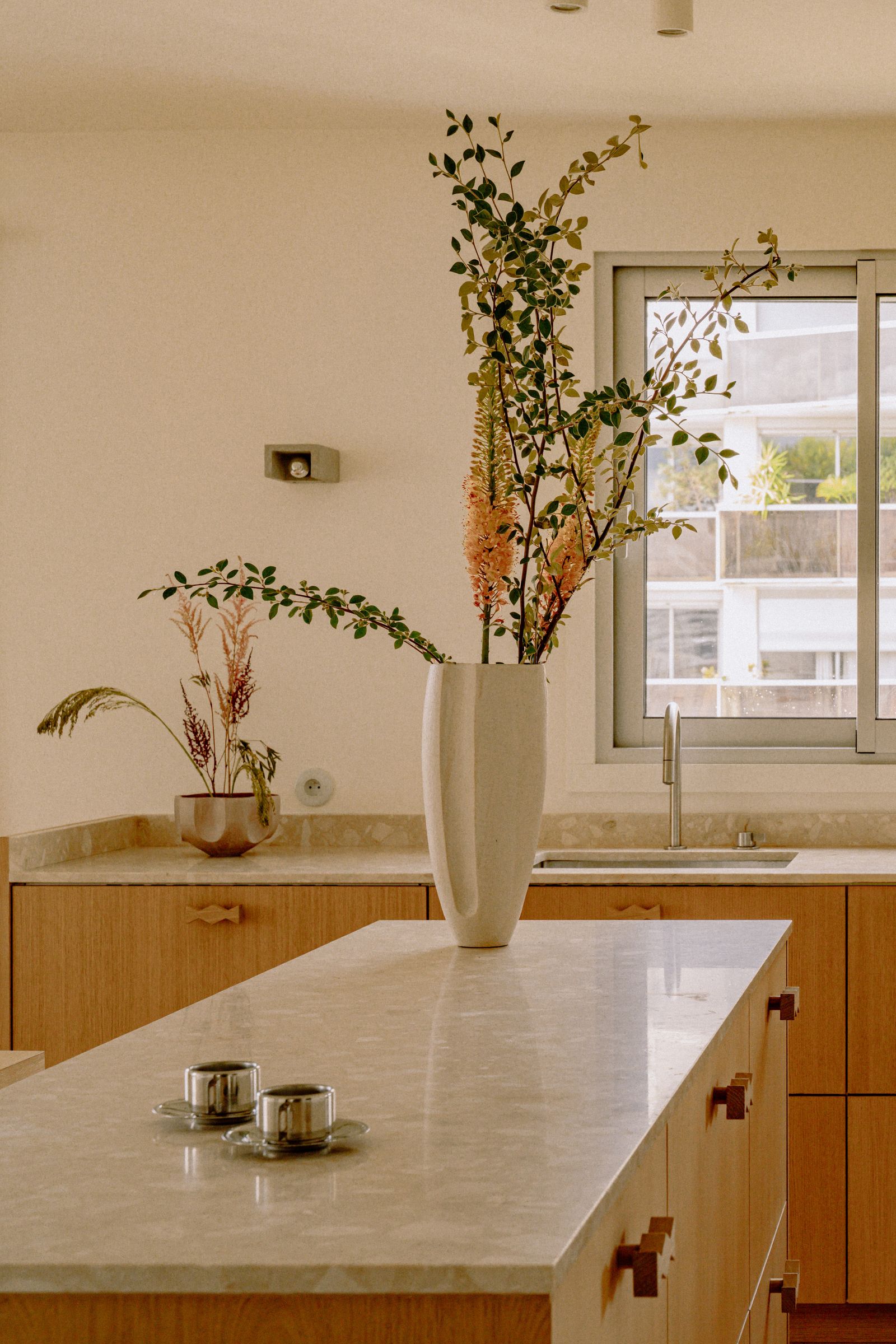 cocina de pequeño departamento estilo japandi