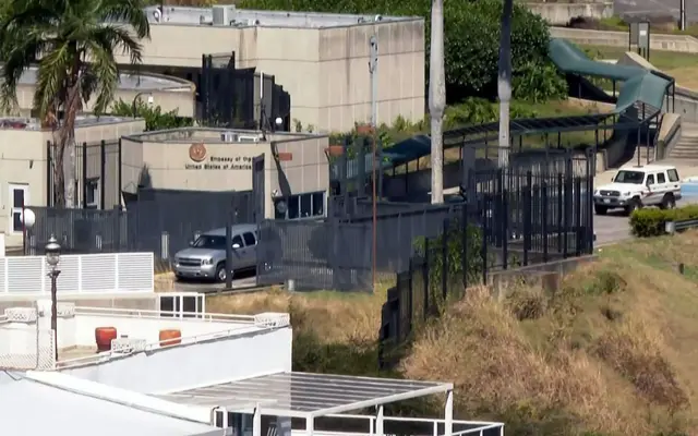 El edificio de la embajada de Estados Unidos en Caracas en una imagen captada este viernes. Se ven varios vehículos en el recinto vallado. 