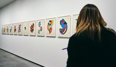 Una mujer contempla una de las exposiciones del museo cacereño.