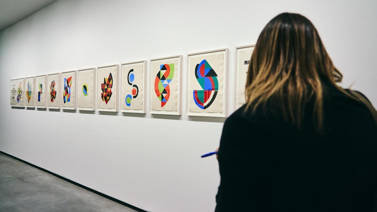 Una mujer contempla una de las exposiciones del museo cacereño.