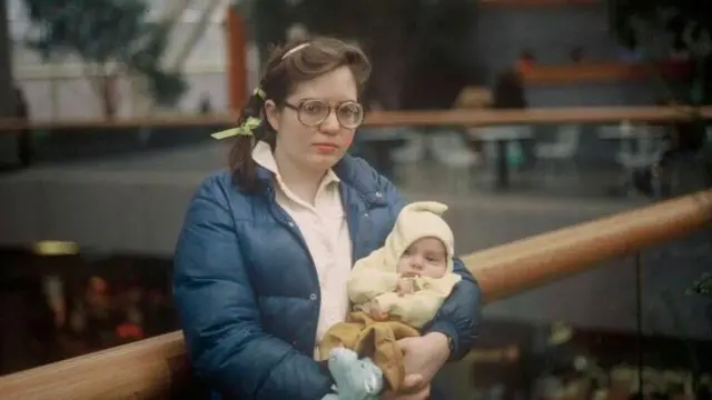 Patria Lynn Lane toma en brazos a su hija mientras su marido, Mark Timothy Gurney, le toma la foto. 