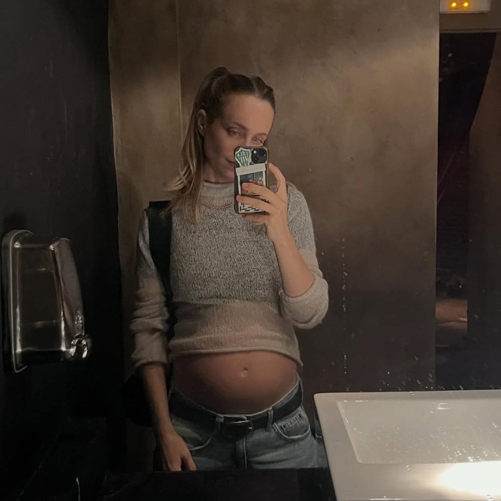 La novia del hijo de Imanol Arias ha presumido de curvas premamá en sus redes sociales