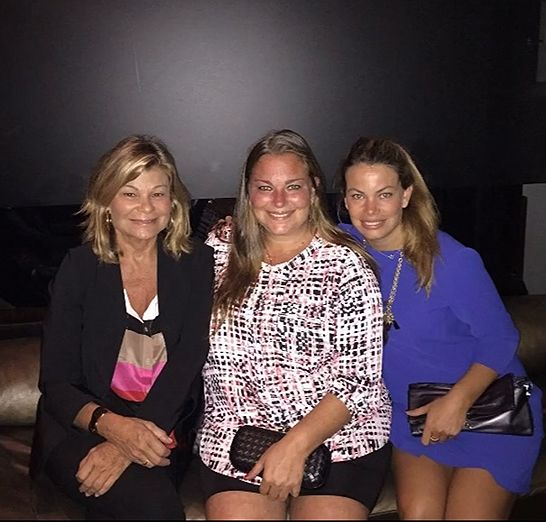 Caritina y Carla Goyanes junto a su madre Cari via Instagram