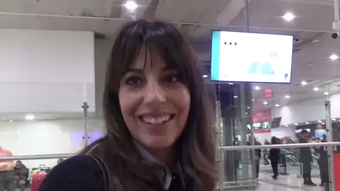Almudena Cid contestando a la prensa
