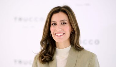 Ana Boyer, heredera del estilo de Isabel Preysler, acierta con el conjunto burdeos que es perfecto para quienes huyen del negro