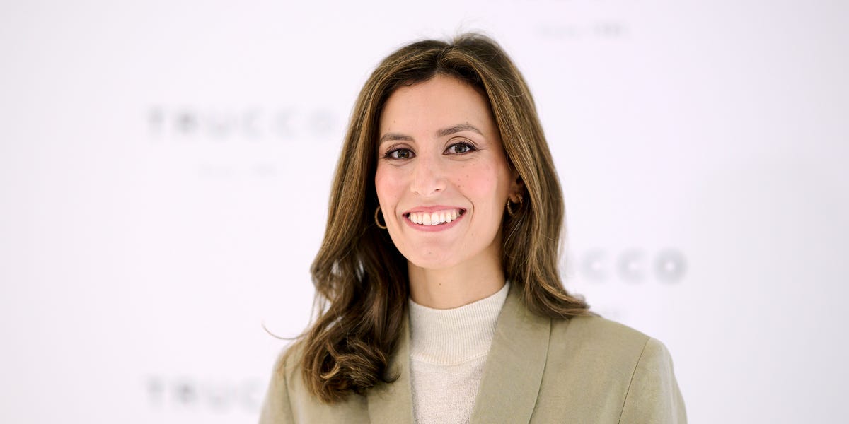 Ana Boyer, heredera del estilo de Isabel Preysler, acierta con el conjunto burdeos que es perfecto para quienes huyen del negro