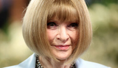 30 de la mañana, lee la prensa mientras desayuna un café de Starbucks y luego entrena tenis