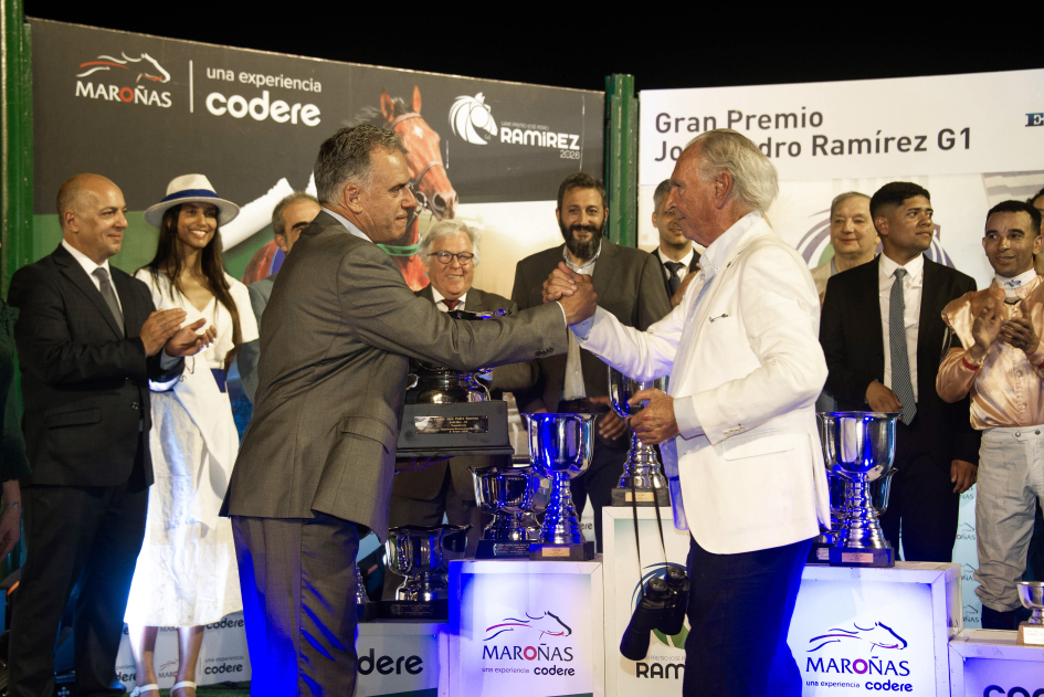 Presidente Orsi entrega premio al stud ganador del Gran Premio Ramírez 2026