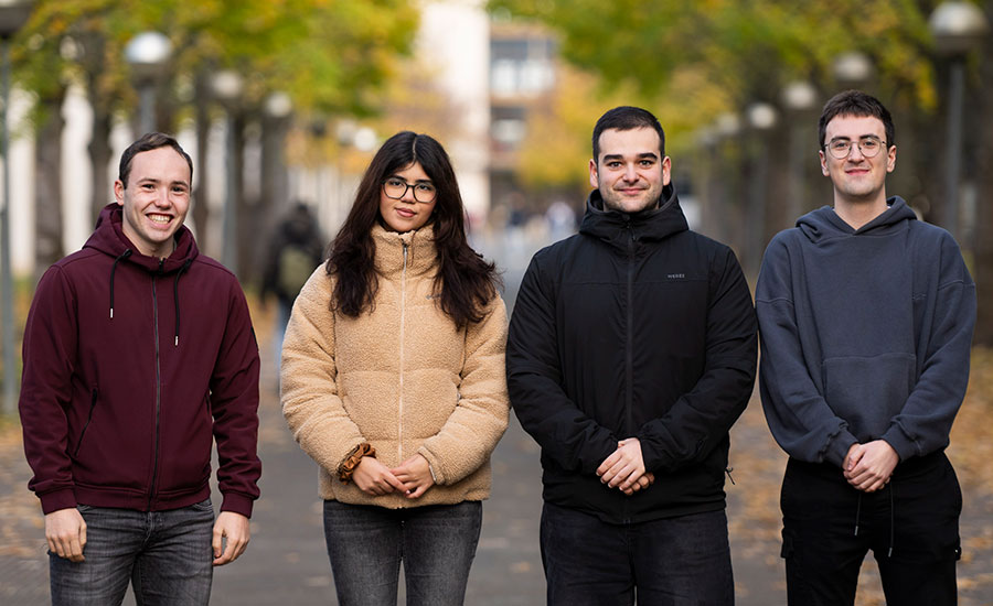 Estudiantes que han diseñado la aplicación. De izda. a dcha., Jon Hernández Jiménez, Gabriely Bezerra Kardec, Carlos Calvo Eizaguirre e Iván Corro Iribarren.