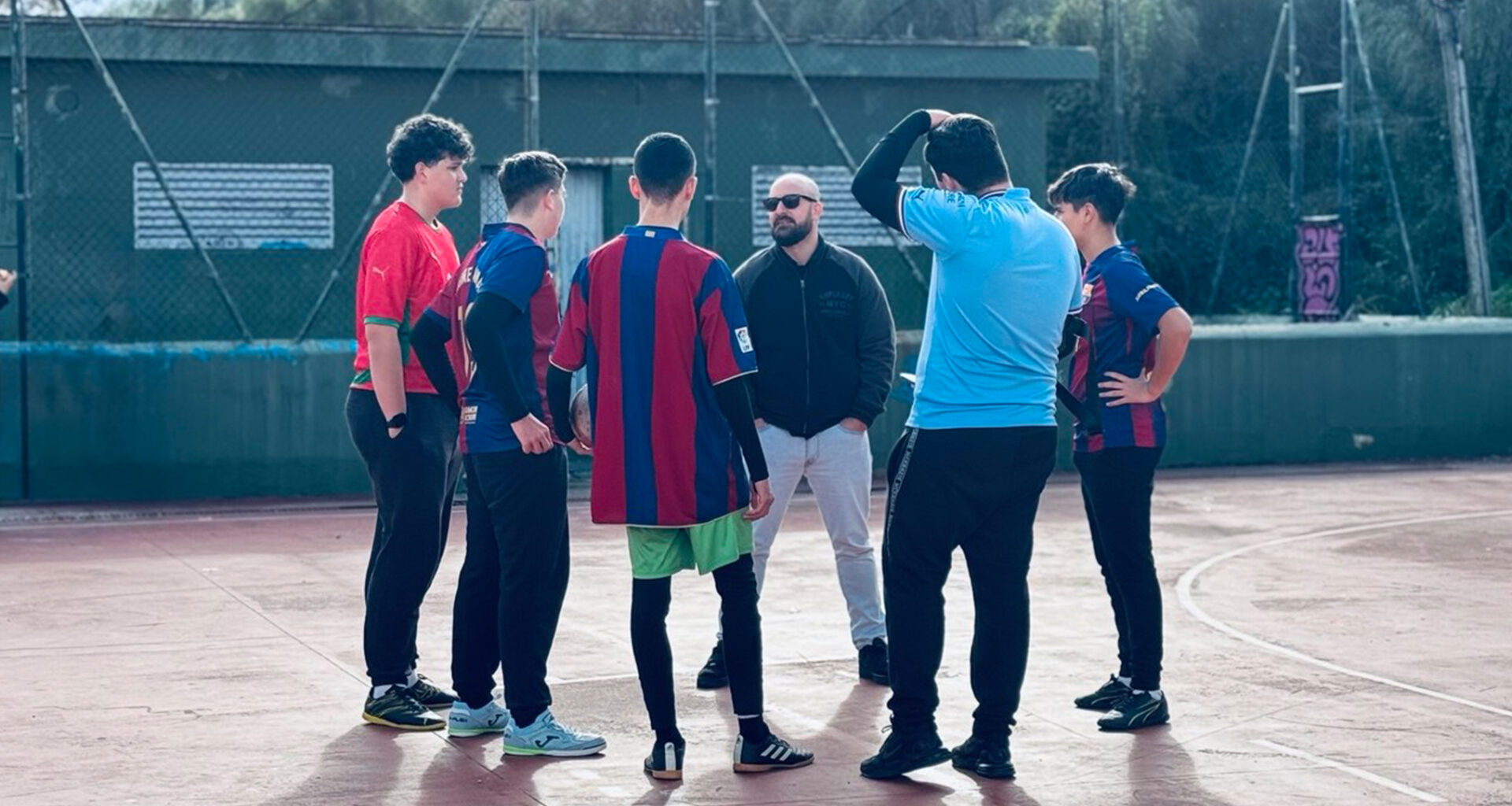El alcalde supervisa el inicio de las obras de mejora de la pista deportiva de la Barriada Sudamérica