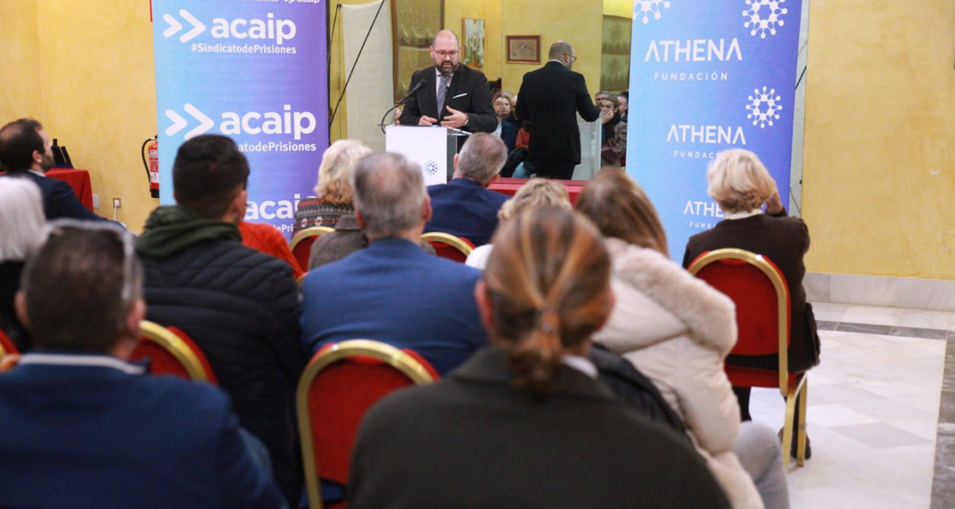 El primer teniente de alcalde, Javier Bello, asiste al homenaje a los funcionarios de prisiones víctimas del terrorismo