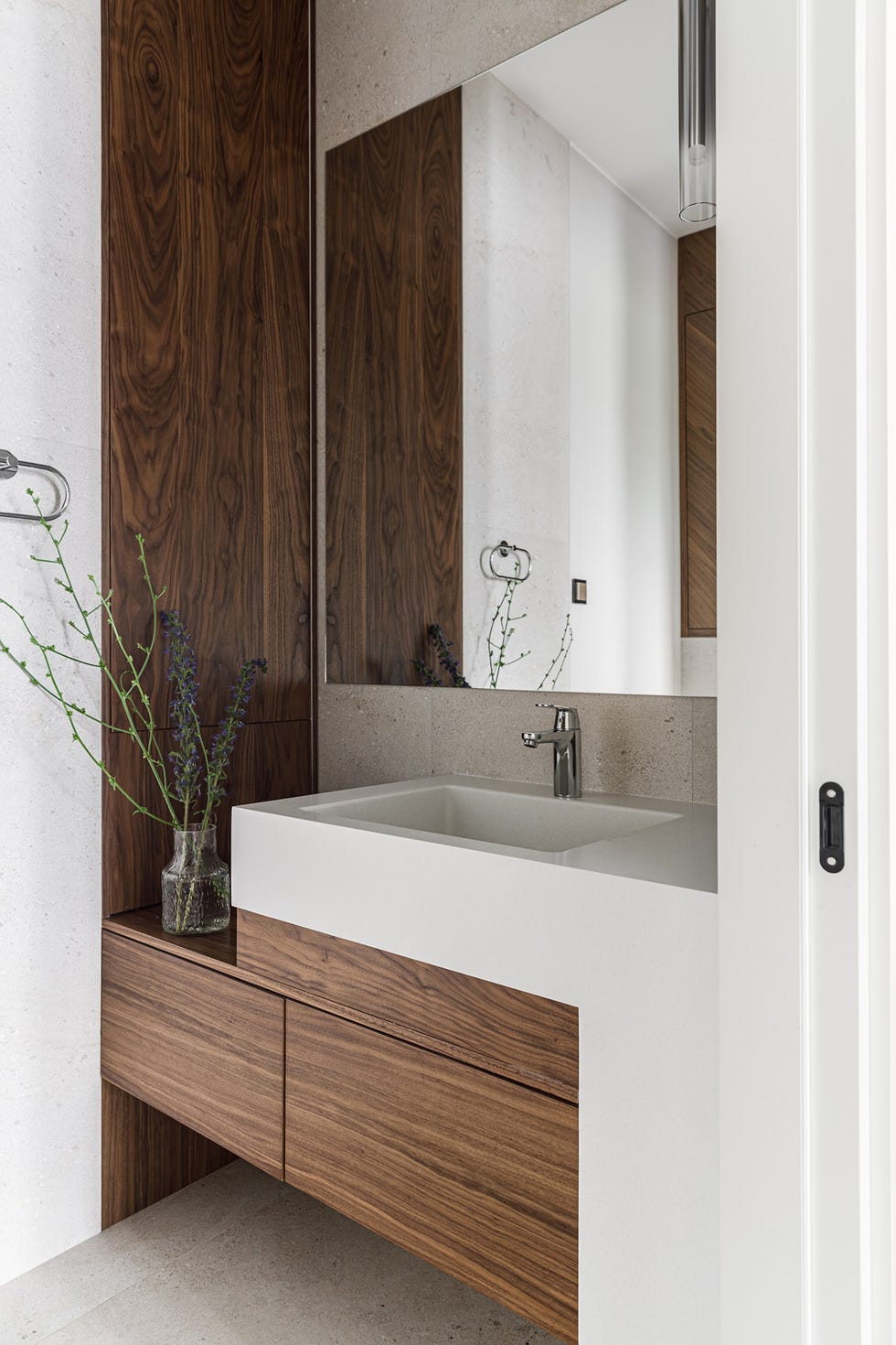 una casa en blanco y madera oscura con decoracion atemporal de antic interiors