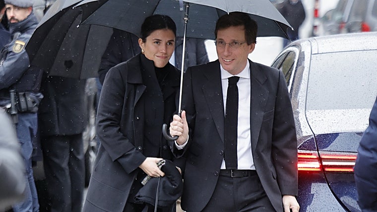 Entre flores y el recuerdo de su sonrisa, un responso íntimo arropa a la Reina Sofía en la despedida a la Princesa Irene