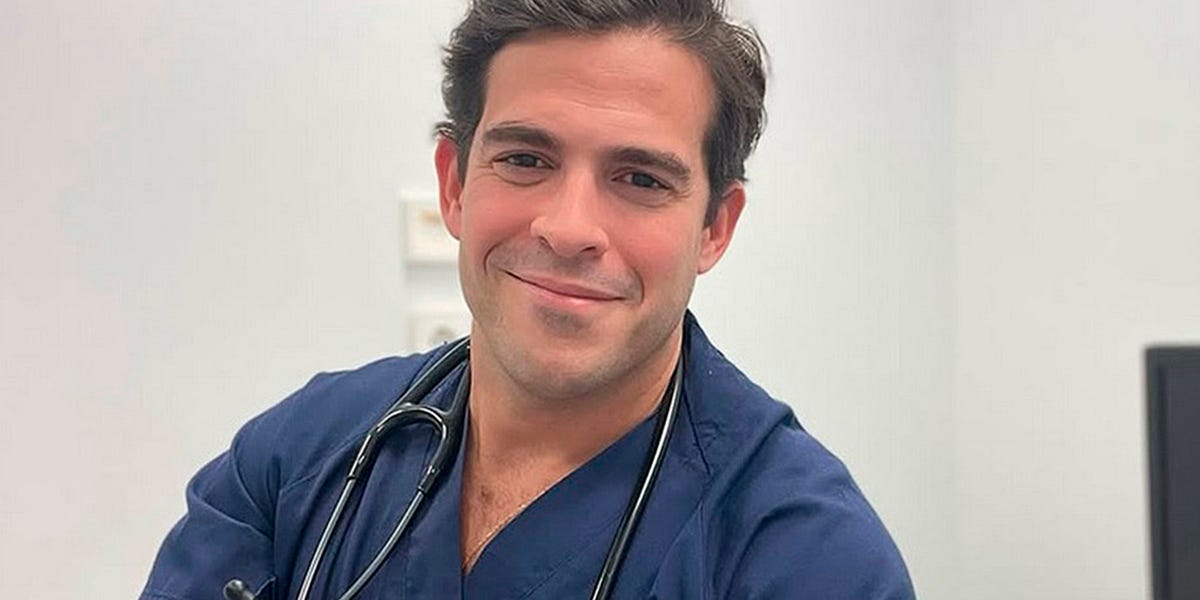 “Interfiere en el pico natural de cortisol y el resultado es que estimula menos, desarrollas más tolerancia a la cafeína y por eso lo necesitas cada vez que te levantas”