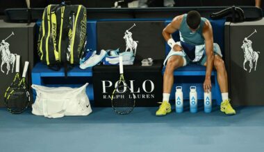 Carlos Alcaraz coloca sus botellas durante el Abierto de Australia 2025.