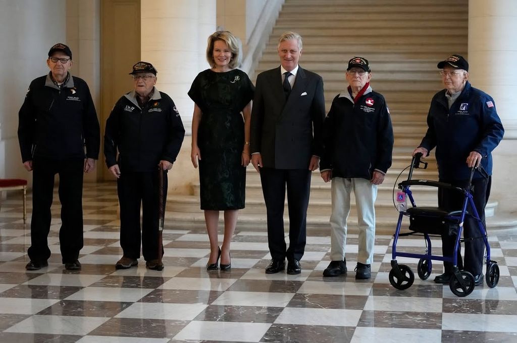 Los Reyes Felipe y Matilde de Bélgica en una audiencia a los veteranos de la Batalla de Ardenas