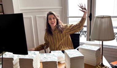 Carlota Casiraghi posa muy emocionada con su primer libro en solitario y con guiño a Grace Kelly