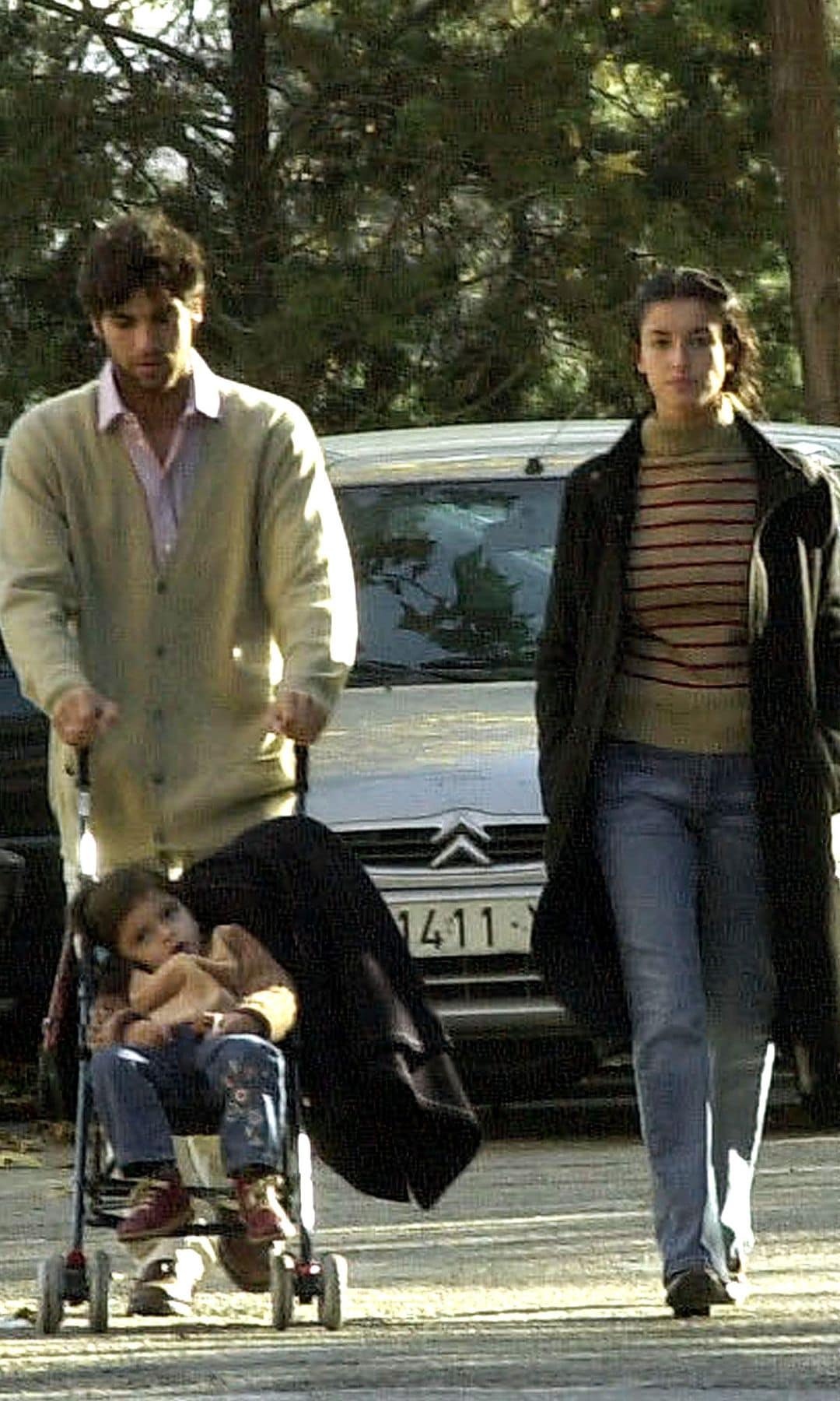 Blanca Romero pasea por las calles de Madrid junto a su hija Lucía, en carrito, y su entonces marido, el torero Cayetano Rivera Ordóñez (Madrid, 07/12/2001) 