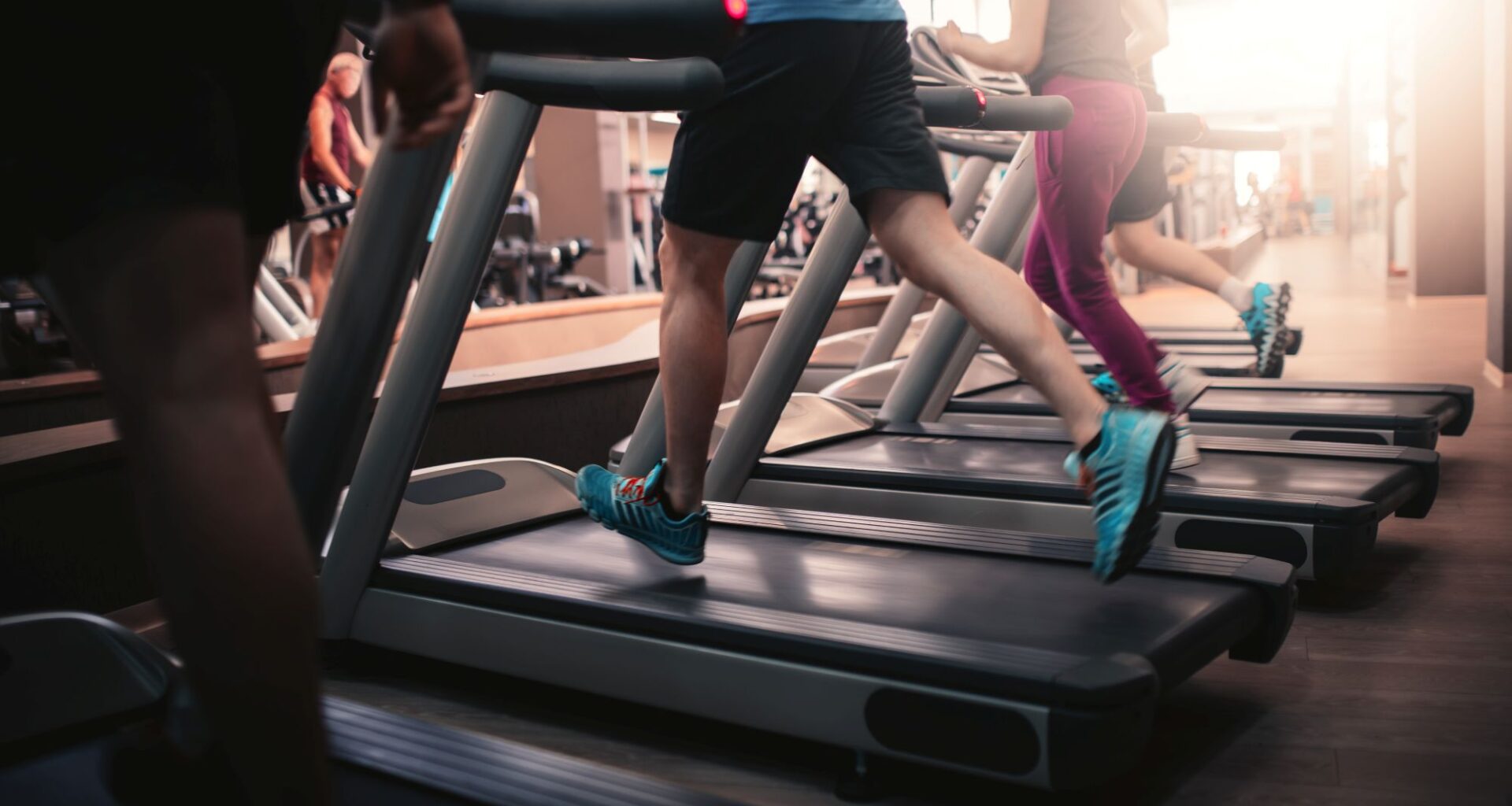 Personas corriendo en cintas de correr.