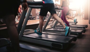 Personas corriendo en cintas de correr.