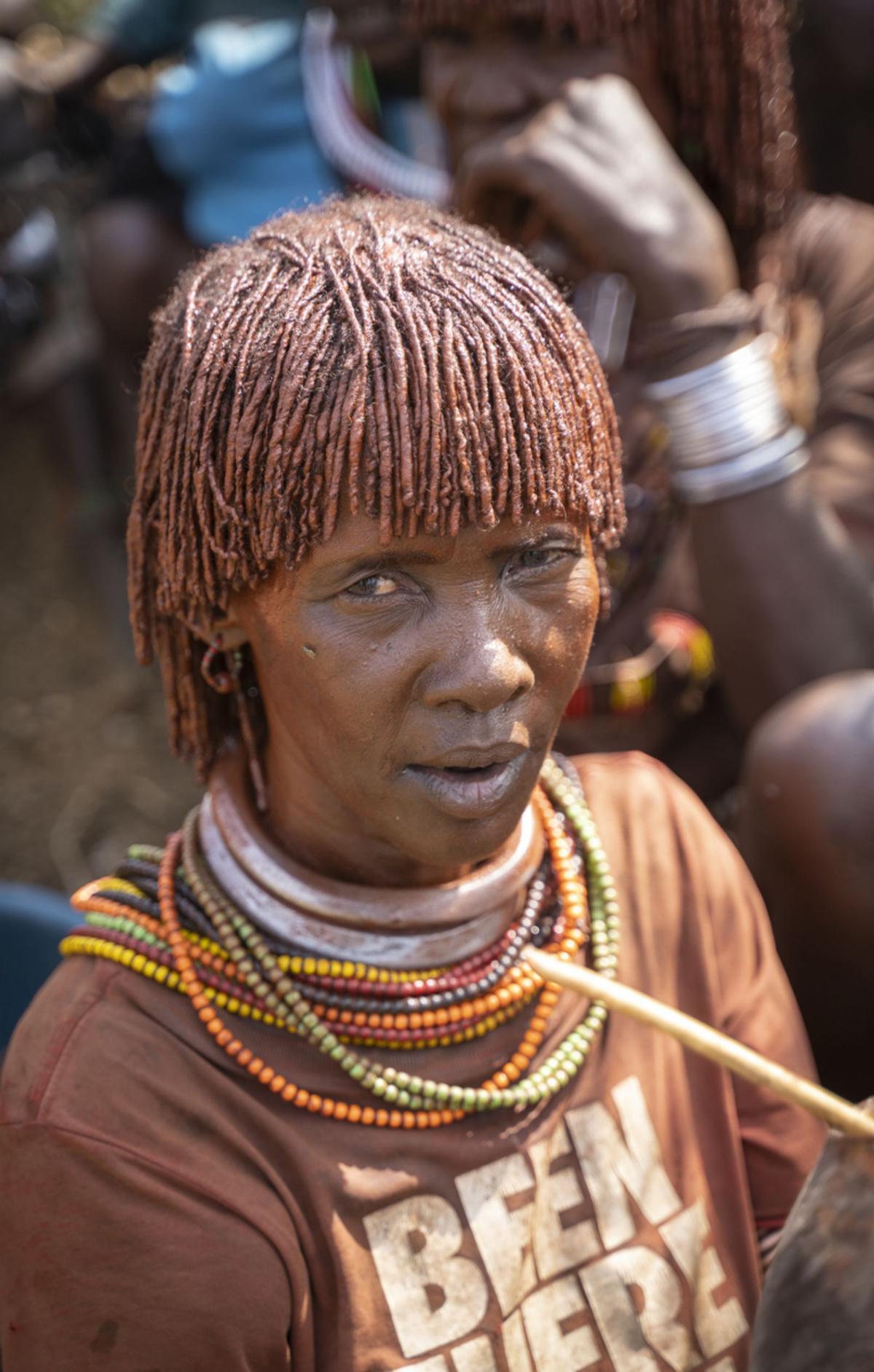 (1) Una leona bebe en una zona de paso de todoterrenos en Kenia. (2) Unajoven de la tribu etiope Hamer con escarificaciones en su espalda. (3) Una estampa de la sabana keniata. (4) Rito del salto del toro en un poblado hamer. (5,6 y 7)) Un cocodrilo a la orilla del Nilo, un picozapato y un gorila de espalda plateada en Uganda