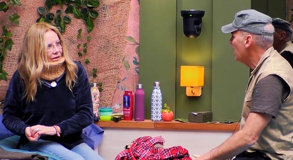 belen rodriguez y carlos lozano hablan en una habitacion de la casa de gh duo