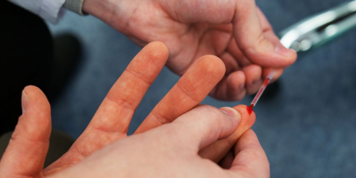 Detectar el alzhéimer con un pinchazo en el dedo