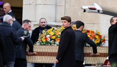 la actriz descansa en un ataúd de mimbre que recibió su hijo repudiado