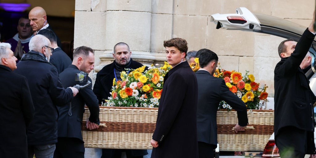 la actriz descansa en un ataúd de mimbre que recibió su hijo repudiado