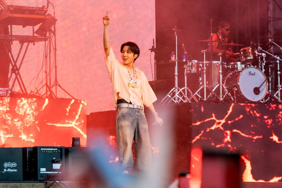 El artista principal J-Hope actúa en el escenario durante el segundo día de Lollapalooza Berlín el 13 de julio de 2025 en Berlín, Alemania.