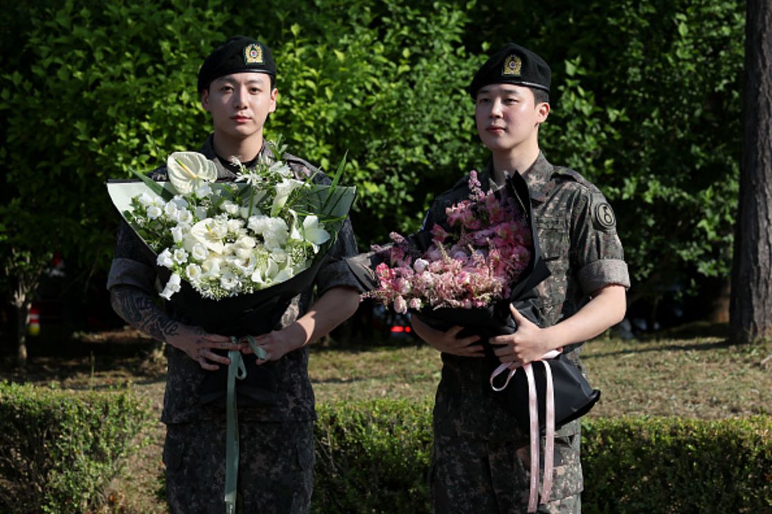 Los miembros de la banda de K-pop BTS, Jungkook (izquierda) y Jimin (derecha), son dados de baja del servicio militar obligatorio el 11 de junio de 2025 en Yeoncheon-gun, Corea del Sur.