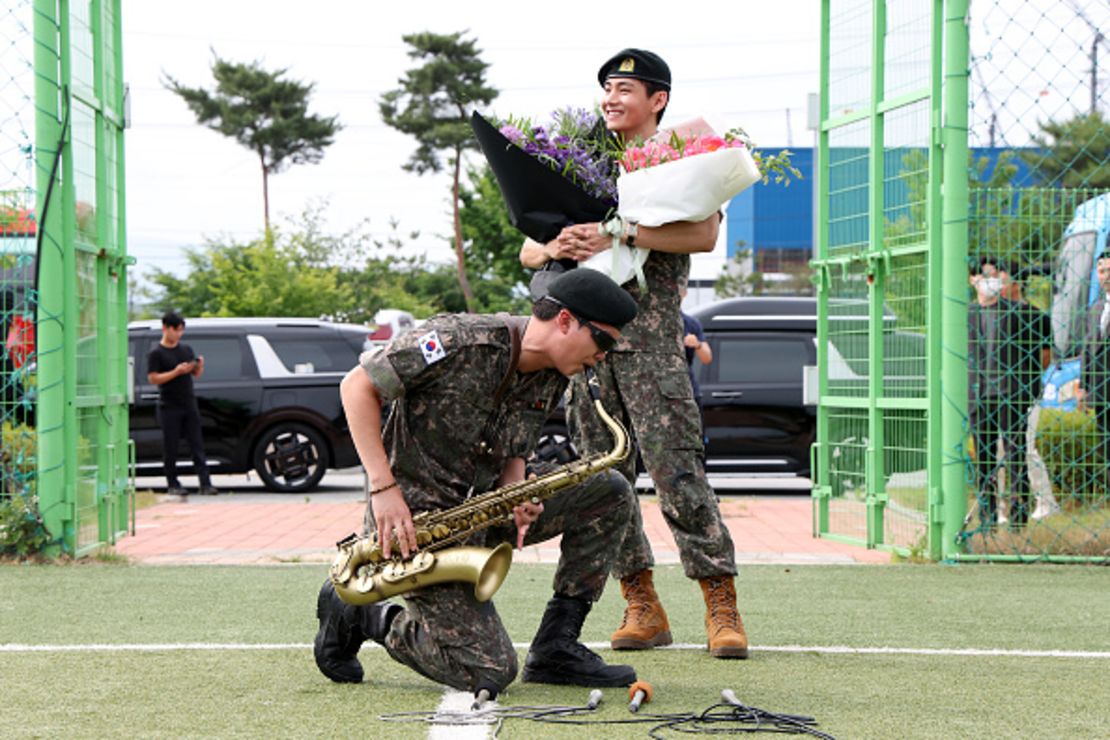 Los miembros de la banda de K-pop BTS, RM (izquierda) y V (derecha), reaccionan después de ser dados de baja del servicio militar obligatorio el 10 de junio de 2025 en Chuncheon, Corea del Sur.